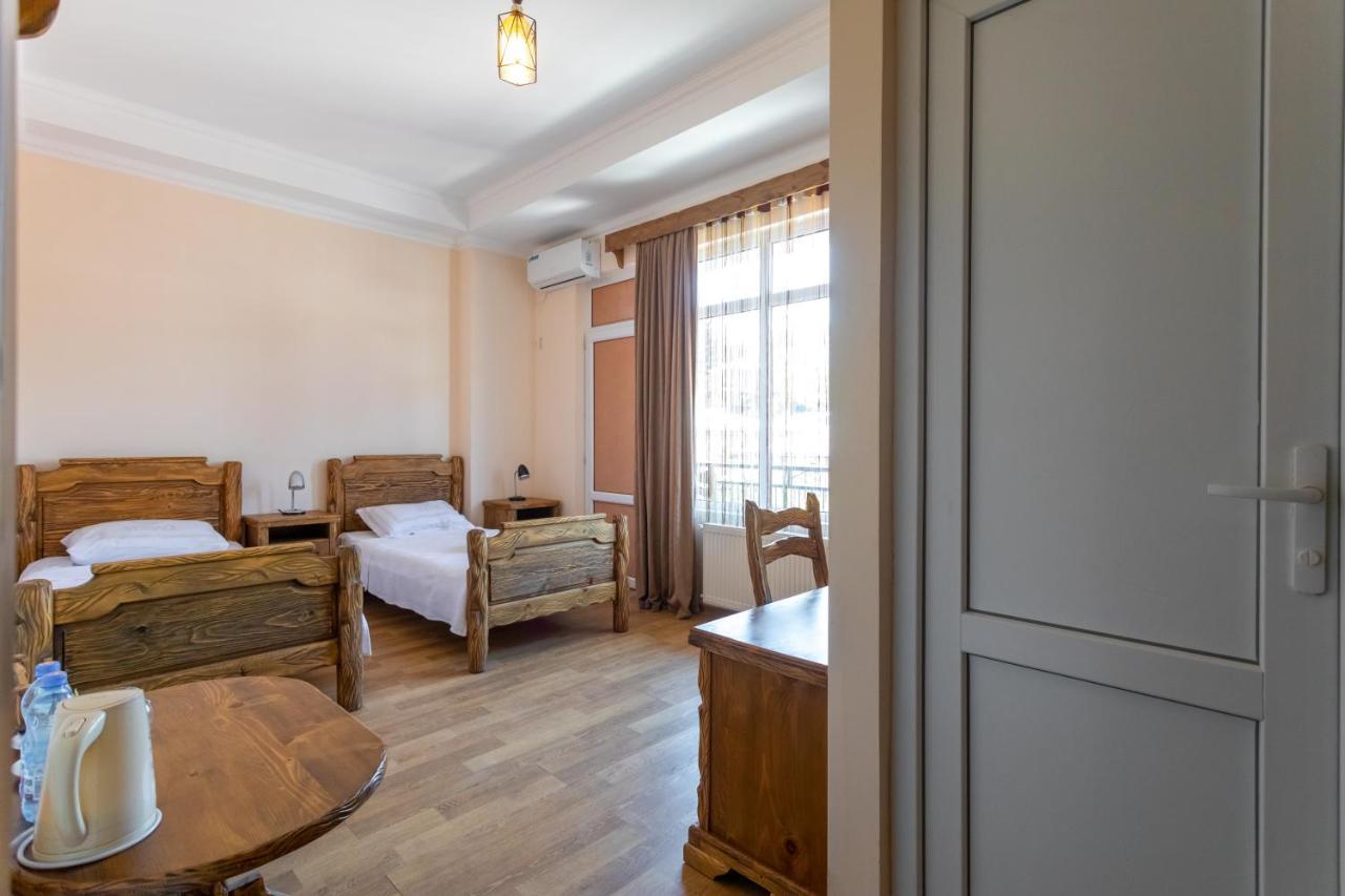 Hotel Phasis Kutaisi Esterno foto