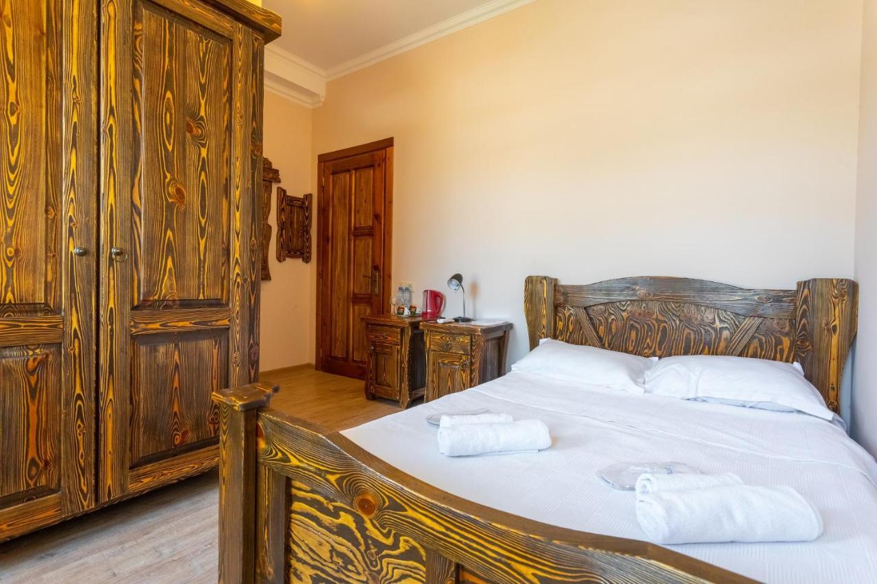 Hotel Phasis Kutaisi Esterno foto