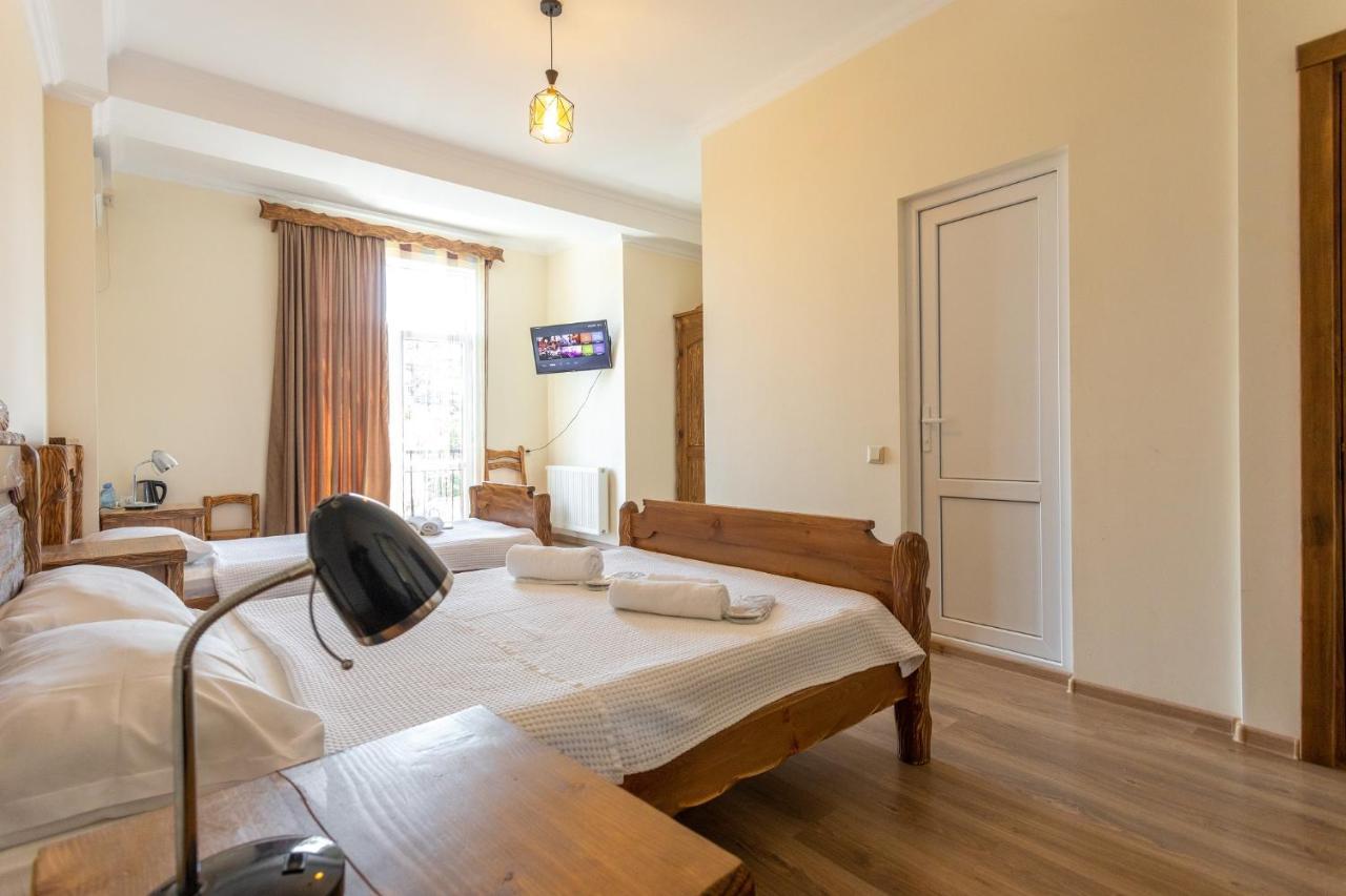 Hotel Phasis Kutaisi Esterno foto