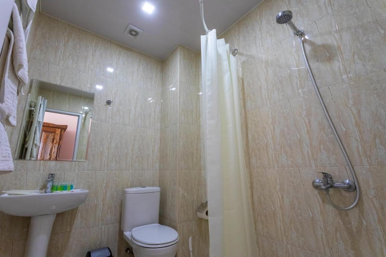 Hotel Phasis Kutaisi Esterno foto