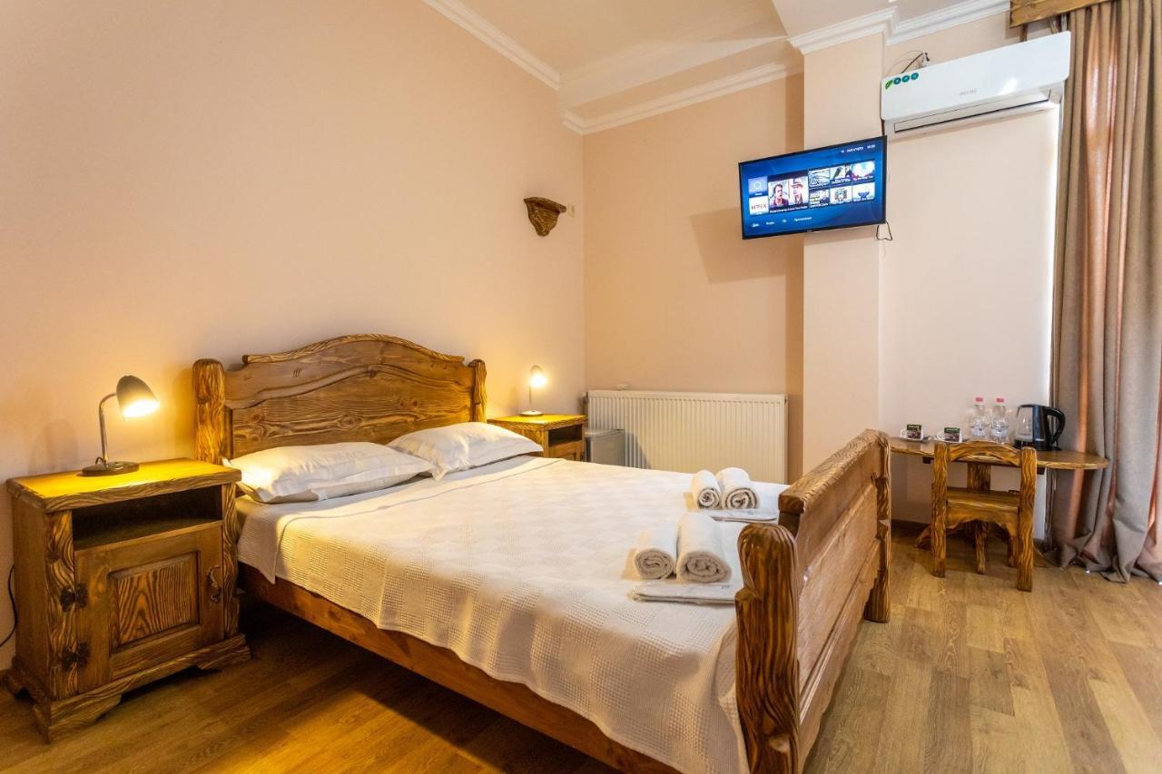 Hotel Phasis Kutaisi Esterno foto