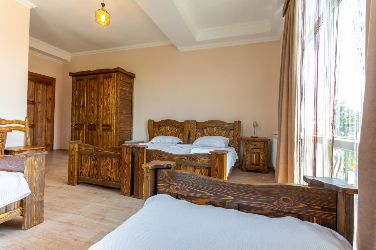Hotel Phasis Kutaisi Esterno foto