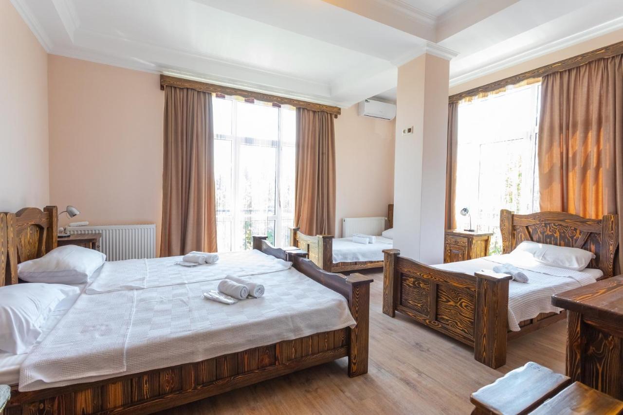 Hotel Phasis Kutaisi Esterno foto