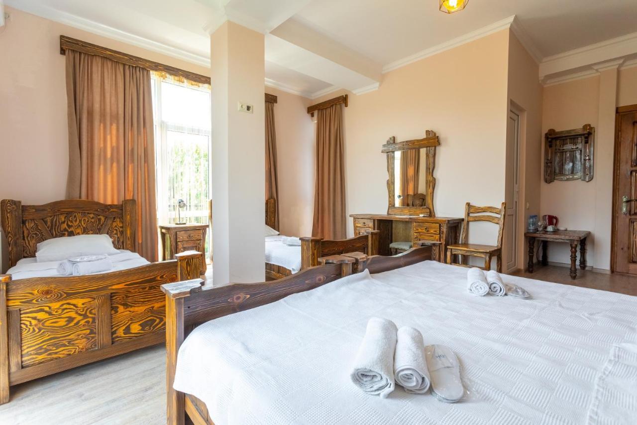Hotel Phasis Kutaisi Esterno foto