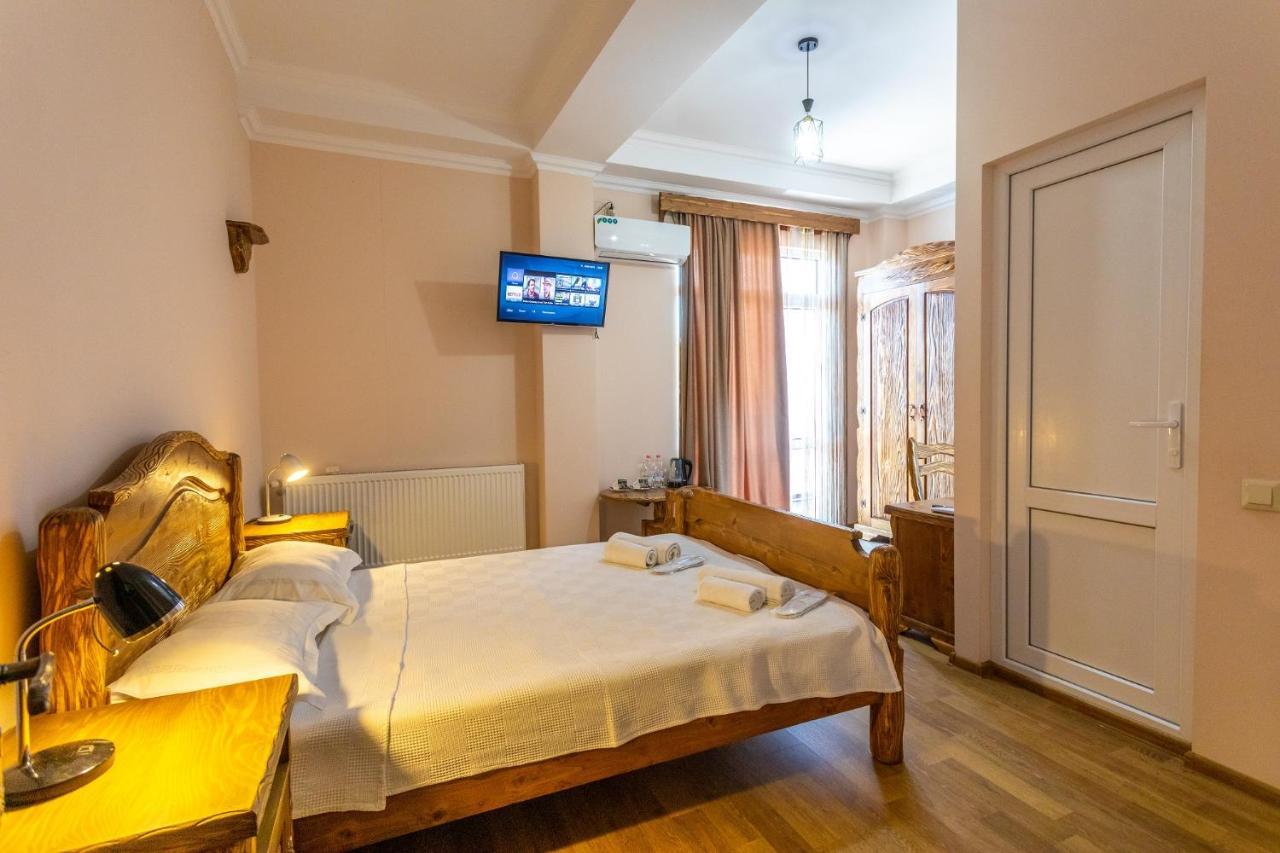 Hotel Phasis Kutaisi Esterno foto
