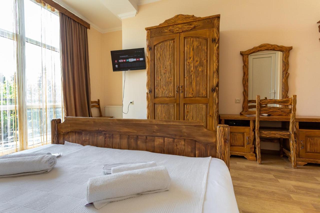 Hotel Phasis Kutaisi Esterno foto