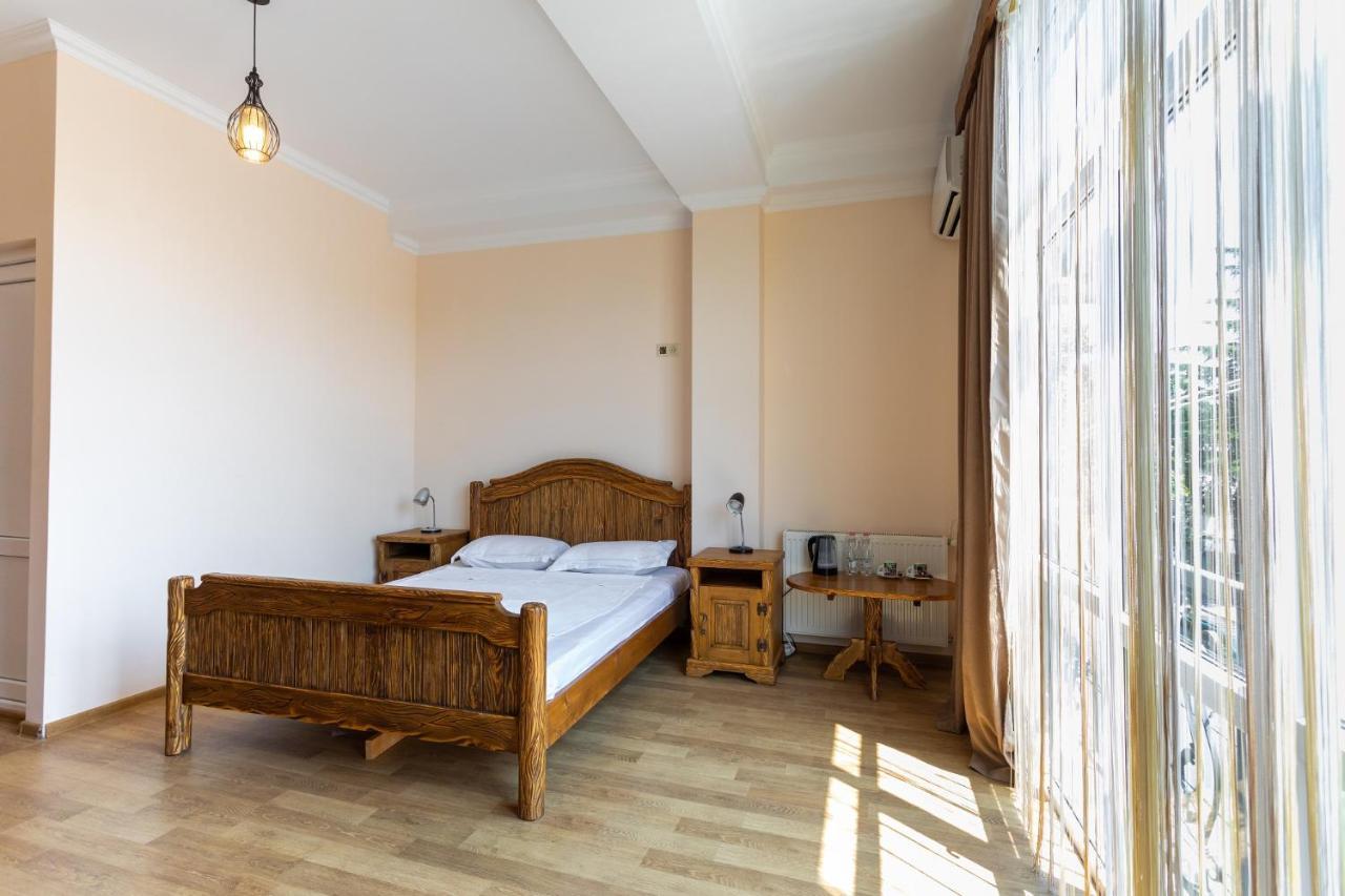 Hotel Phasis Kutaisi Esterno foto