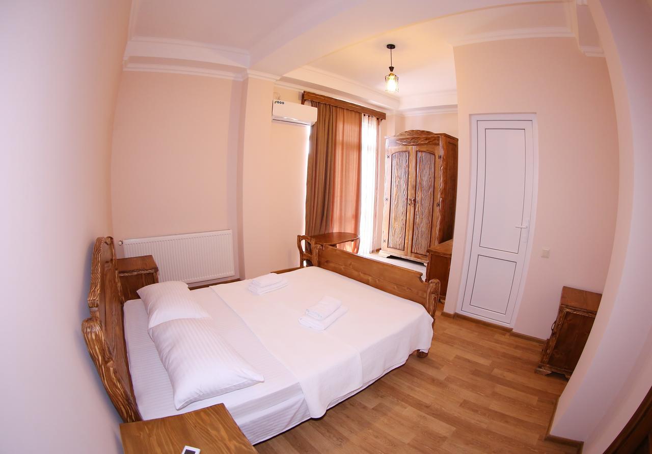 Hotel Phasis Kutaisi Esterno foto