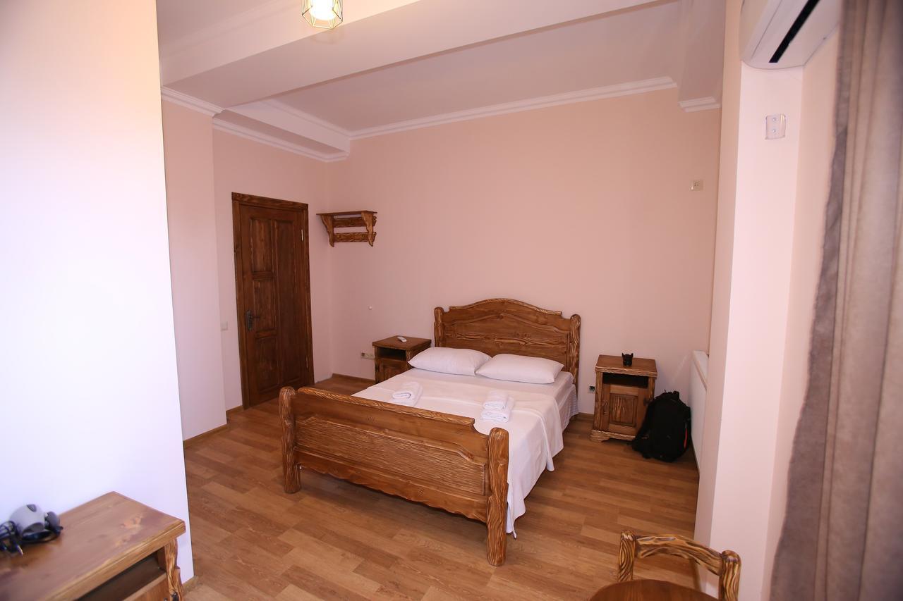 Hotel Phasis Kutaisi Esterno foto
