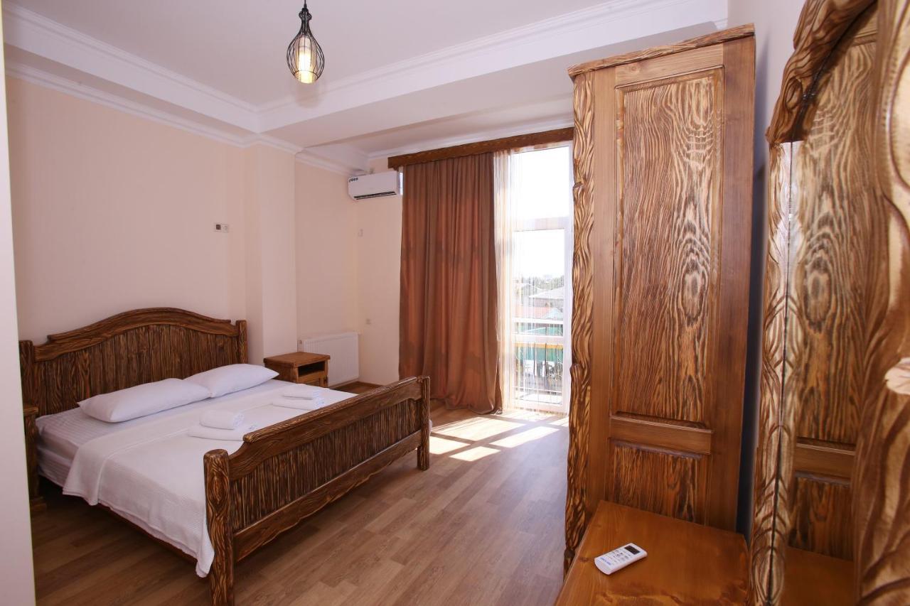 Hotel Phasis Kutaisi Esterno foto